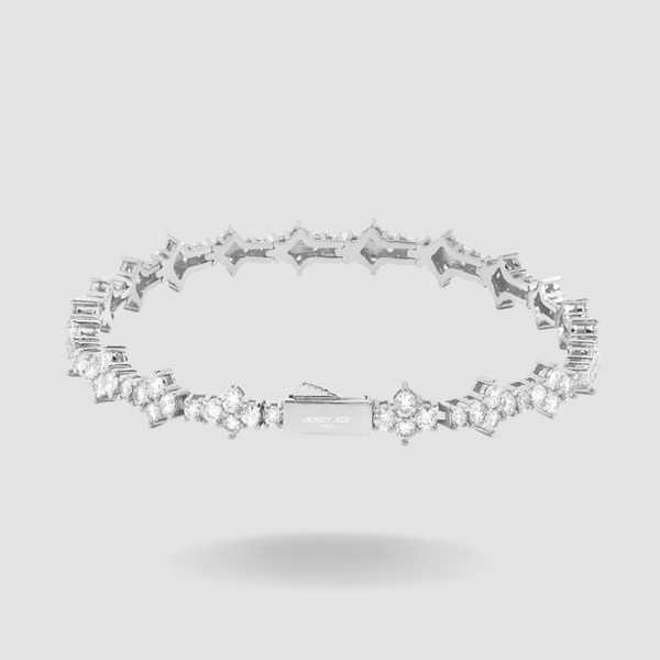 Cette pièce emblématique fusionne harmonieusement le raffinement du motif en losange avec l'authenticité prestigieuse qui caractérise THE SPARKLE TENNIS. Conçue avec une précision méticuleuse, ce bracelet illuminera votre style d'une lueur unique et intemporelle.