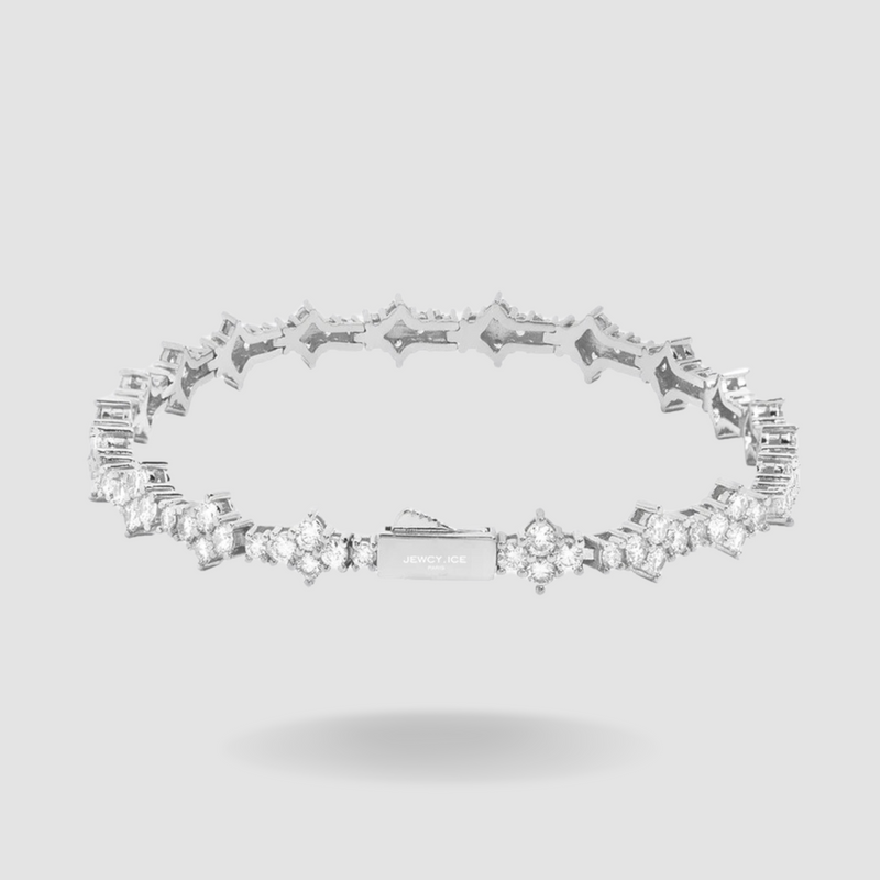 Cette pièce emblématique fusionne harmonieusement le raffinement du motif en losange avec l'authenticité prestigieuse qui caractérise THE SPARKLE TENNIS. Conçue avec une précision méticuleuse, ce bracelet illuminera votre style d'une lueur unique et intemporelle.